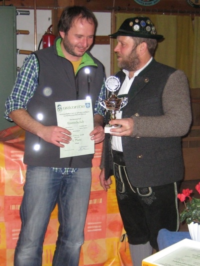 Foto von Stecker Hannes und Steinbrecher Hans bei der Übergabe von Urkunde und Pokal für den Eisstockclub