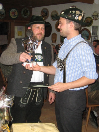 Foto von Hans Steinbrecher und Florian Rückborn bei der Übergabe von Urkunde und Pokal für den Trachtenverein Almarauch