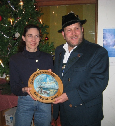 Foto Manuela Eigner, die Siegerin der Weihnachtscheibe (gemalt von Helga Straßer) mit Hans Steinbrecher