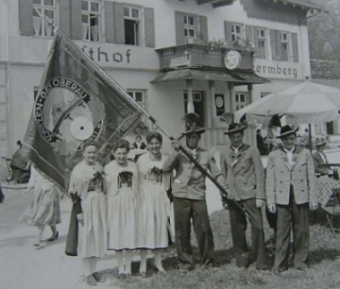 Historisches Bild mit Fahne vor dem Gasthof Untermberg
